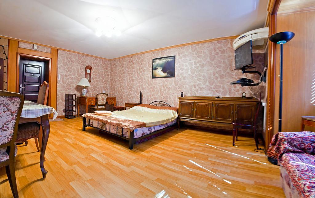 Lessor Apartments Алма Ата Стая снимка